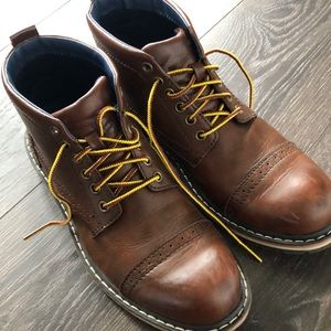 Sonoma men’s size 8.5 chukka boots.